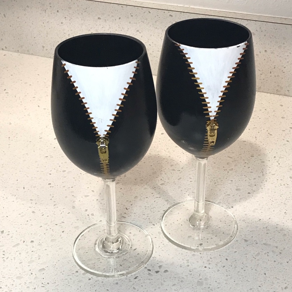 🔴 4/$15 Set of 2 Unique B&W Hand Painted Zipper Design Acrylic Wine Glasses EUC